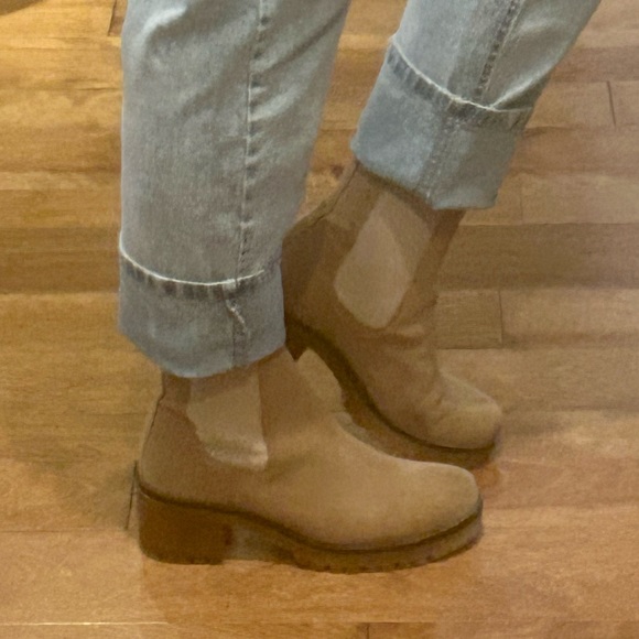 Like new tan Chelsea boots! Size 7.5. - Picture 8 of 8